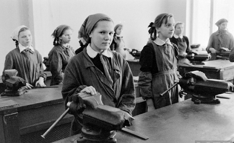 C:\ДД Диск Д\1. FOTO\Фото на 8 марта\Урок труда.bmp