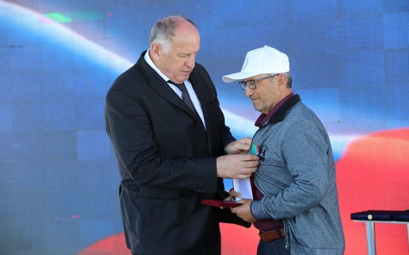 Глава кабмина РД наградил животноводов и аграриев Дагестана госнаградами