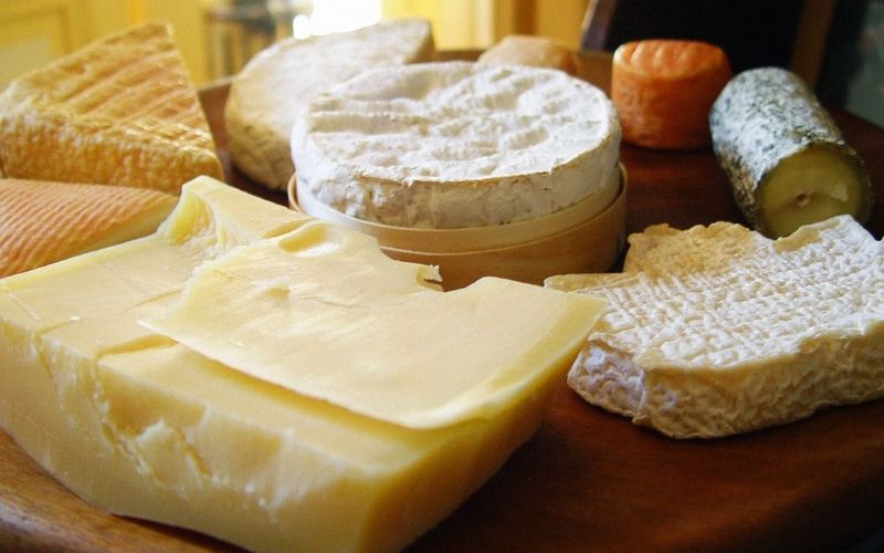 Роскачество оштрафовало производителя сыра бри Vitalat и "ВкусВилл" за наличие в продукте кишечной палочки