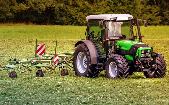 tractor-g3dd6feb03_640.jpg